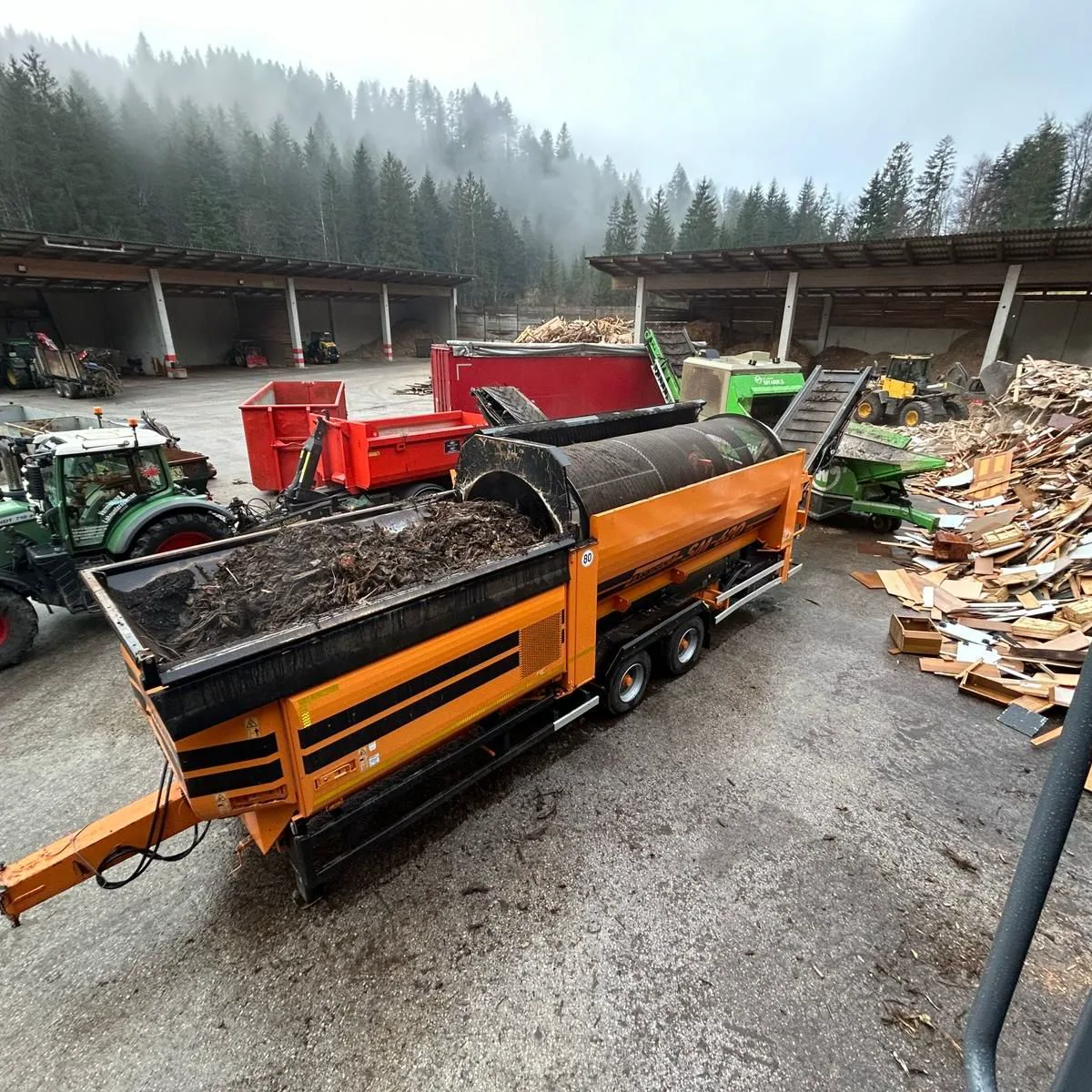 Holzaufbereitung und Holzreste am Standort von Haas Holzentsorgung