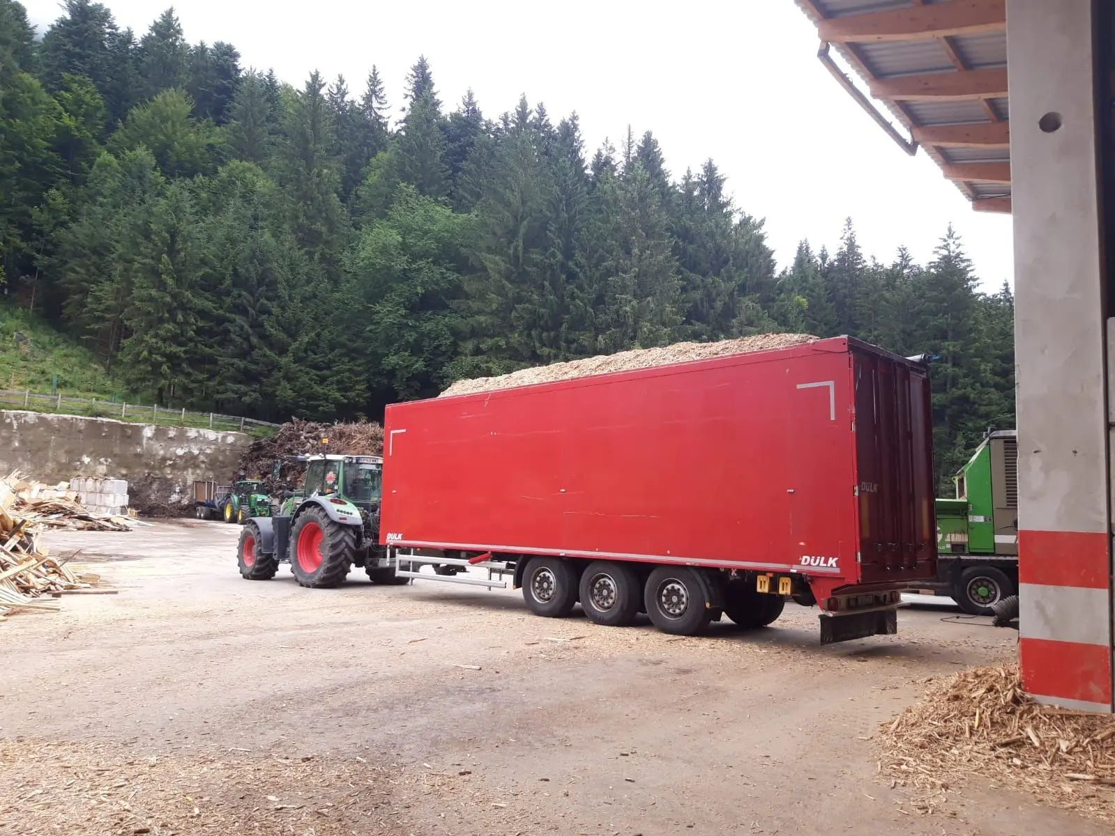 Transportanhänger bei Haas Holzentsorgung in Tirol